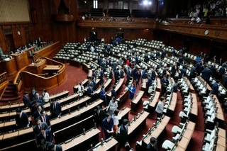 　皇室典範などの改正案を可決した衆院本会議が散会し、議場を後にする議員＝１０日午後