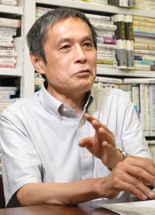 　インタビューに答える古川隆久・日本大教授