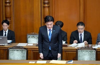 　参院本会議で改正皇室典範が可決、成立し、起立する木原官房長官＝１７日午前