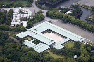 　皇居・宮殿。左上は宮内庁＝６月