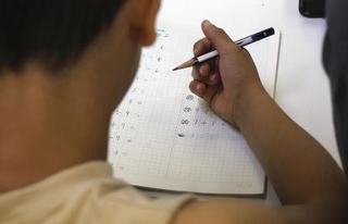 　「在日クルド人と共に」の日本語教室で勉強をする子ども＝２０２６年５月、埼玉県蕨市