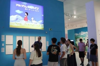 　高畑勲さんの回顧展で「アルプスの少女ハイジ」の展示を見る来場者ら＝６月、スイス・ローザンヌ（共同）