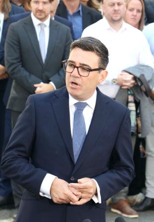 　英首相官邸前で演説するバーナム新首相＝２０日、ロンドン（共同）