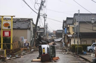 　地震と津波の被害を受けた石川県珠洲市の住宅街＝２０２４年１月