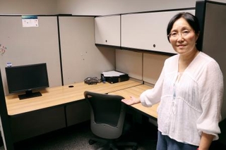 　博士課程学生の希望者が減少し、空席となった米ジョージ・メイソン大の研究室デスクを示す小泉和教授＝６日、バージニア州（共同）