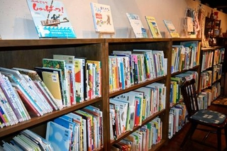　絵本カフェ「絵本蔵松涛」の本棚＝２０２６年７月２日、新潟県柏崎市