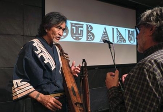 　トークイベント終了後に参加者と話すＯＫＩさん＝６月、米ニューヨークのジャパン・ソサエティー（共同）