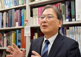 　インタビューに答える京都産業大の岩本誠吾名誉教授