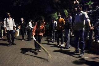 　インドのプラダン教育相辞任後、デモ現場を掃除する「ゴキブリ人民党（ＣＪＰ）」支持者ら＝２５日、ニューデリー（ロイター＝共同）