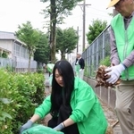 　町内の清掃活動に参加する加藤瑞稀さん＝２０２６年６月、名古屋市