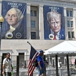 　米内務省の庁舎に掲げられた初代大統領ジョージ・ワシントン（左）とトランプ大統領の肖像＝４日、ワシントン（共同）