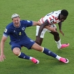 　サッカーＷ杯決勝トーナメント１回戦のボスニア・ヘルツェゴビナ戦で、相手選手を倒す米国のバログン（右）。レッドカードを受け退場処分となった＝１日、サンフランシスコ（ゲッティ＝共同）