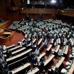 　皇室典範などの改正案を可決した衆院本会議が散会し、議場を後にする議員＝１０日午後