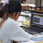 　デジタル教科書を使って授業に臨む小学生＝７日、愛知県春日井市
