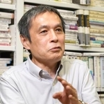　インタビューに答える古川隆久・日本大教授
