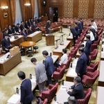 　皇室典範などの改正案を可決した参院特別委＝１６日午後