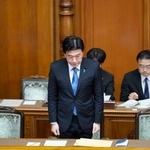 　参院本会議で改正皇室典範が可決、成立し、起立する木原官房長官＝１７日午前