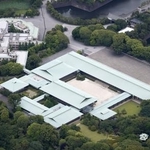 　皇居・宮殿。左上は宮内庁＝６月