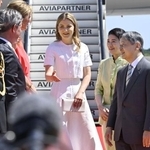 　メルスブルク軍用空港に到着し、ベルギーのエリザベート王女の出迎えを受けられる天皇、皇后両陛下＝６月、ブリュッセル郊外（共同）