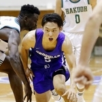 オータムカップ準決勝の白☆（匡の王が品、右に鳥）大戦で攻め込む東海大の河村勇輝＝２０２０年１０月、足立区総合スポーツセンター
