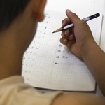 　「在日クルド人と共に」の日本語教室で勉強をする子ども＝２０２６年５月、埼玉県蕨市