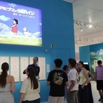 　高畑勲さんの回顧展で「アルプスの少女ハイジ」の展示を見る来場者ら＝６月、スイス・ローザンヌ（共同）