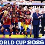 　優勝を果たし、喜ぶスペイン選手たちの隣で笑顔を見せるトランプ米大統領（右から２人目）＝ニューヨーク（共同）