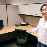 　博士課程学生の希望者が減少し、空席となった米ジョージ・メイソン大の研究室デスクを示す小泉和教授＝６日、バージニア州（共同）