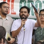 集会参加者に訴えかけるアビジート・ディプケ氏（中央）＝６月、インド・ニューデリー（共同）