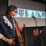　トークイベント終了後に参加者と話すＯＫＩさん＝６月、米ニューヨークのジャパン・ソサエティー（共同）