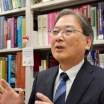 　インタビューに答える京都産業大の岩本誠吾名誉教授
