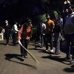 　インドのプラダン教育相辞任後、デモ現場を掃除する「ゴキブリ人民党（ＣＪＰ）」支持者ら＝２５日、ニューデリー（ロイター＝共同）