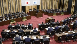 長崎県議会の本会議。非核三原則の堅持を求める意見書を全会一致で可決した＝７月９日
