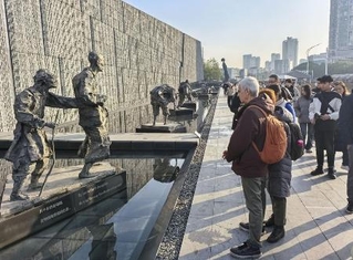 中国・南京の「南京大虐殺記念館」を訪ねたダニー・ネフセタイさん（手前）＝２０２５年１２月（本人提供）