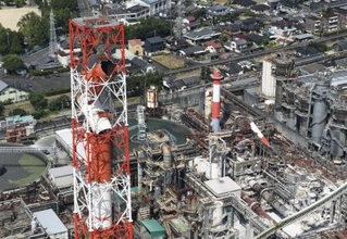 　地震で煙突が折れた日本製紙八代工場＝７月３０日、熊本県八代市