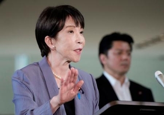 　閣議決定した飲食料品の消費税減税方針について、記者団の取材に応じる高市首相＝５日午後、首相官邸