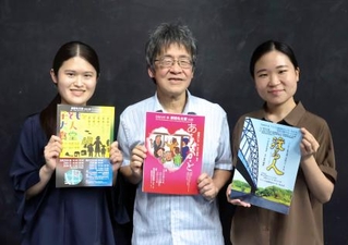 　「劇団名古屋」の谷川伸彦代表（中央）と団員の杉本愛さん（左）ら＝６月、名古屋市