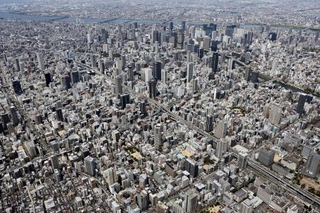 　大阪市街地直下の上町断層帯付近。中央は阪神高速東船場ＪＣＴ、奥は梅田のビル群＝２６日（共同通信社ヘリから）