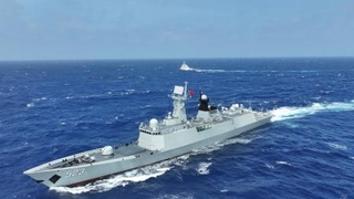 　演習を実施した中国海軍の「紅河」＝１２日、台湾東部海域（新華社＝中国通信）