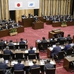 長崎県議会の本会議。非核三原則の堅持を求める意見書を全会一致で可決した＝７月９日