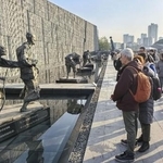 中国・南京の「南京大虐殺記念館」を訪ねたダニー・ネフセタイさん（手前）＝２０２５年１２月（本人提供）