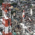 　地震で煙突が折れた日本製紙八代工場＝７月３０日、熊本県八代市
