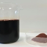 　鉄サプリの原料として研究されているサーモンの血液。右は血液を乾燥させた粉末
