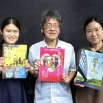 　「劇団名古屋」の谷川伸彦代表（中央）と団員の杉本愛さん（左）ら＝６月、名古屋市