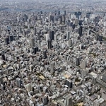 　大阪市街地直下の上町断層帯付近。中央は阪神高速東船場ＪＣＴ、奥は梅田のビル群＝２６日（共同通信社ヘリから）