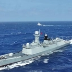 　演習を実施した中国海軍の「紅河」＝１２日、台湾東部海域（新華社＝中国通信）