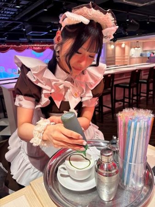 ドリンクに絵を描く、プレミアムメイドのちあきゃんさん＝４月、東京都千代田区