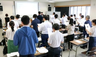　研修会で国語の教科書を音読する生徒役の教員ら＝８月、福島県郡山市