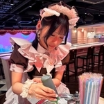 ドリンクに絵を描く、プレミアムメイドのちあきゃんさん＝４月、東京都千代田区