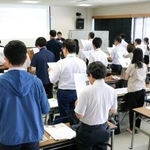 　研修会で国語の教科書を音読する生徒役の教員ら＝８月、福島県郡山市